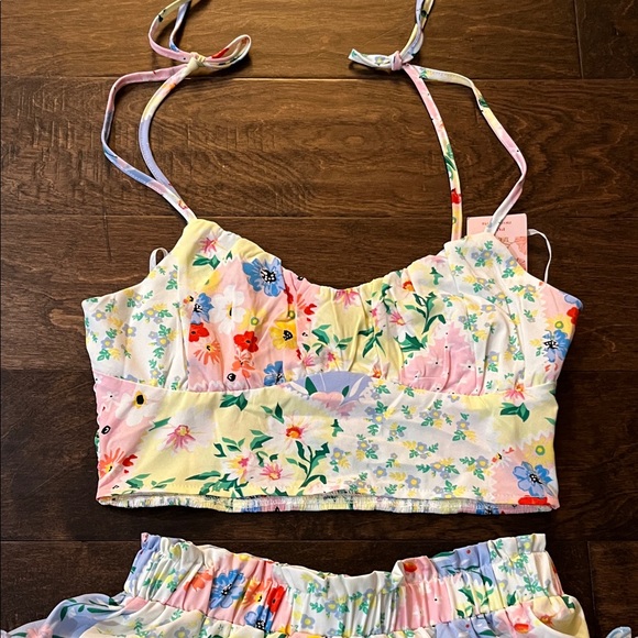 Beautiful New 2 piece Spring outfit! - Picture 2 of 9